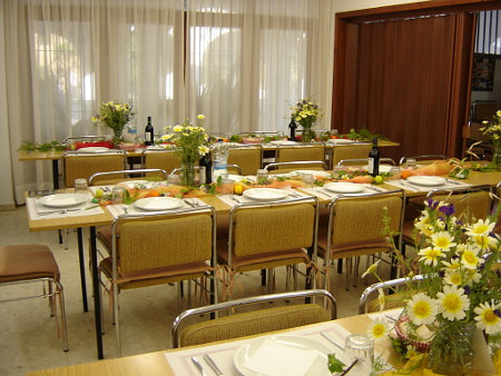 dîner de groupe exclusif dans une grande salle multi-fonctionnelle